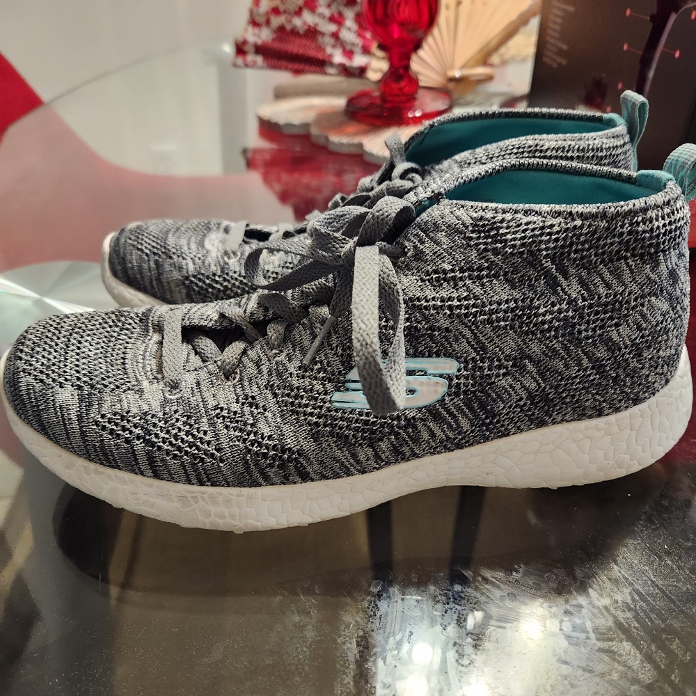Ladies size 8.5 sketcher's lightweight like new super comfy
